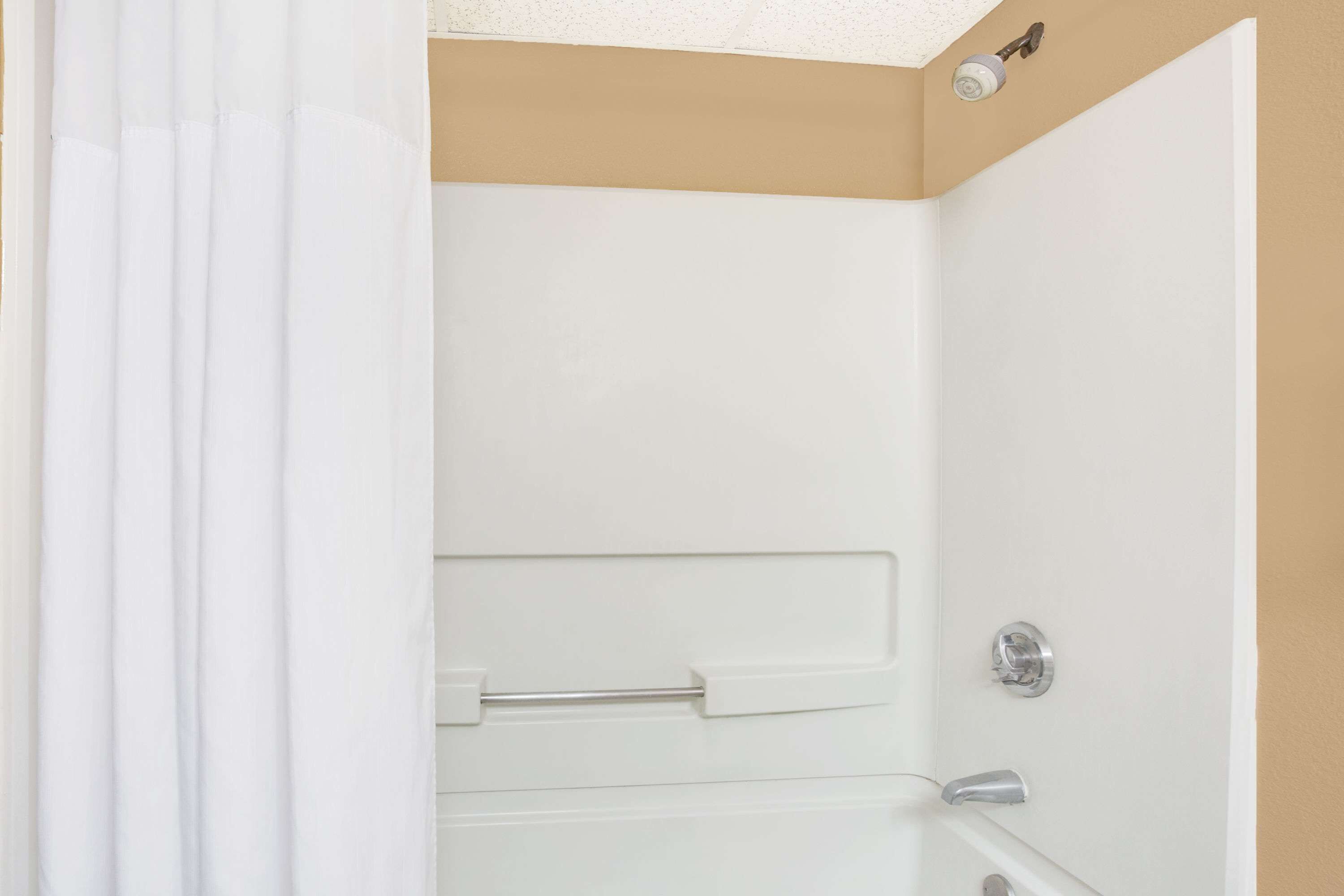 Combined shower/tub, free toiletries, hair dryer, towels