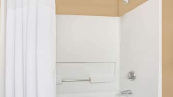 Combined shower/tub, free toiletries, hair dryer, towels