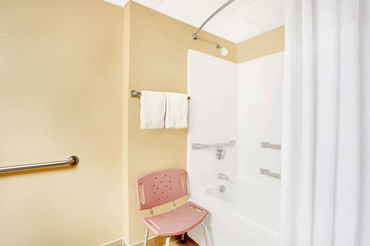 Ensemble douche/baignoire, articles de toilette gratuits, sèche-cheveux