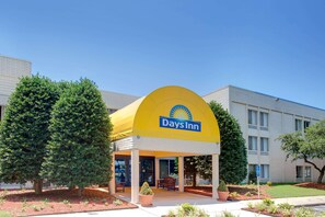 Exterior - Days Inn by Wyndham Newport News City Center Oyster Point (Newport News)