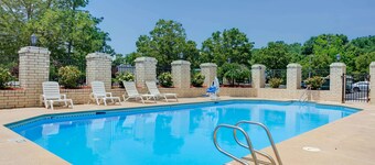 Days Inn by Wyndham Newport News City Center Oyster Point