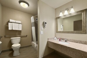 Tina con regadera, amenidades de baño gratuitas, secadora de cabello