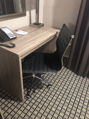 Luxe beddengoed, een kluis op de kamer, een bureau, een laptopwerkplek