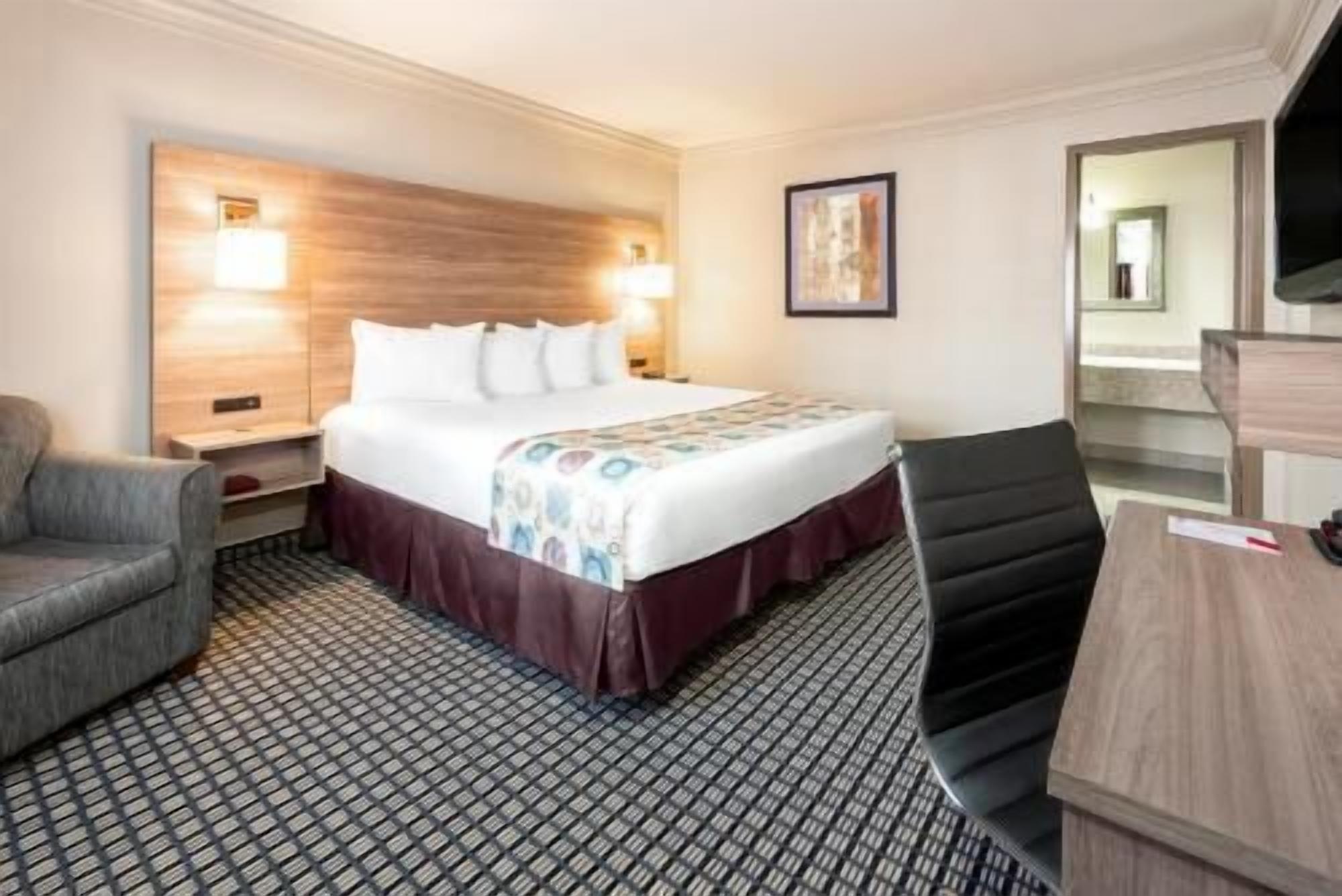 Luxe beddengoed, een kluis op de kamer, een bureau, een laptopwerkplek