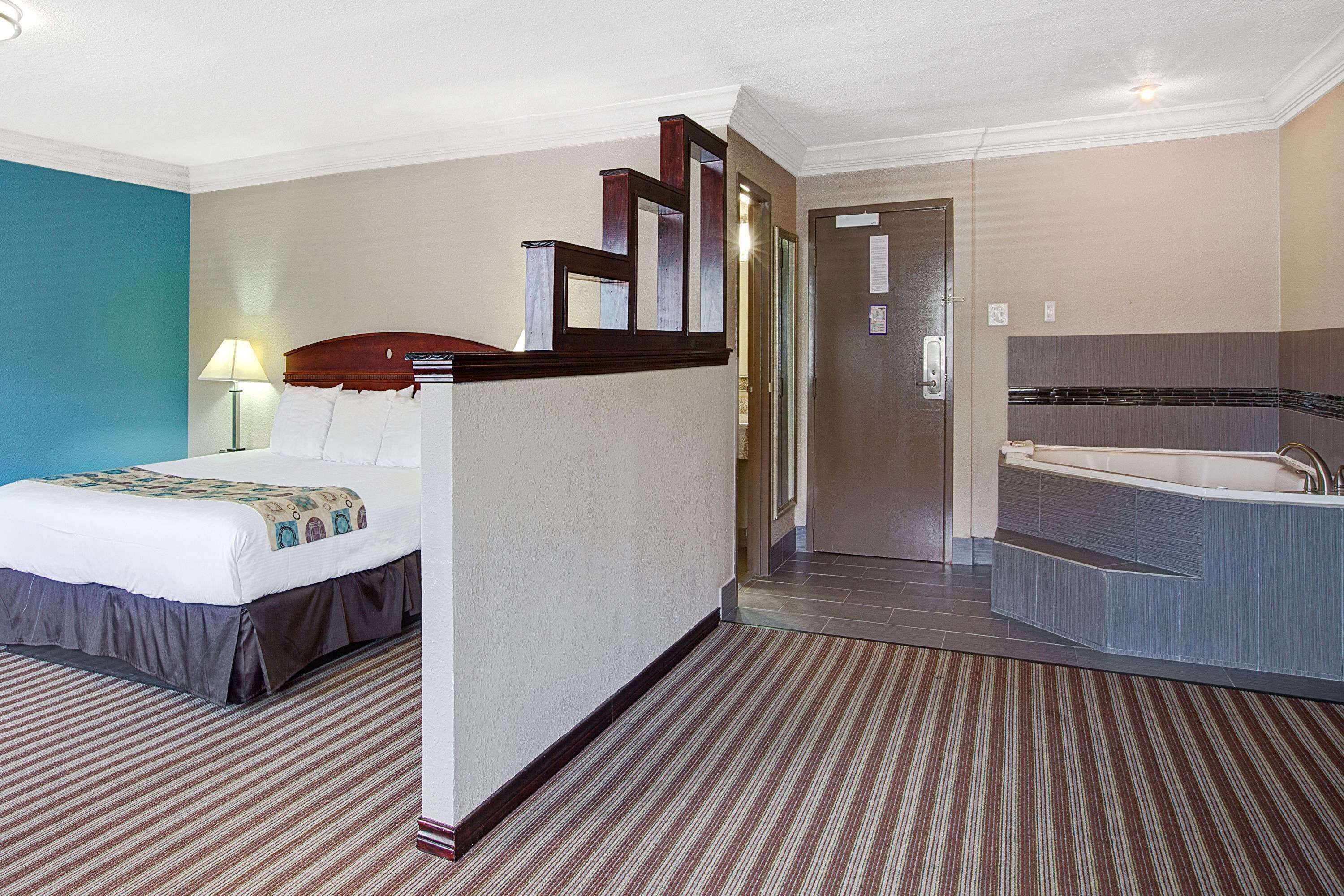 Luxe beddengoed, een kluis op de kamer, een bureau, een laptopwerkplek