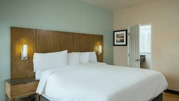 Bureau, rideaux occultants, fer et planche Ă repasser