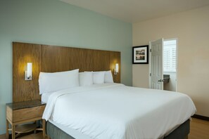 Bureau, rideaux occultants, fer et planche à repasser