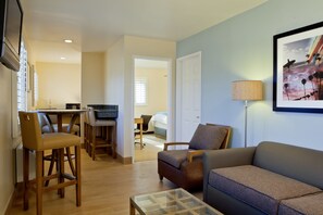 Suite, 1 Queen Bed | Desk, blackout drapes, iron/ironing board, free cribs/infant beds - PB Surf Beachside Inn (San Diego)