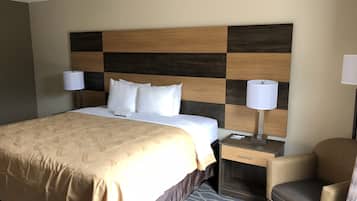 Escritorio, insonorización y tabla de planchar con plancha