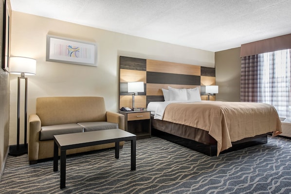 Suite, King Bed, 1 person Sofa Bed | مكتب وتجهيزات عازلة للصوت ومكواة/لوح كي وأسرّة أطفال/رضّع (مجانًا)