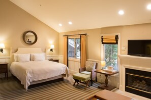 Estudio, 1 cama King size, chimenea | Ropa de cama de alta calidad, escritorio y cortinas blackout 