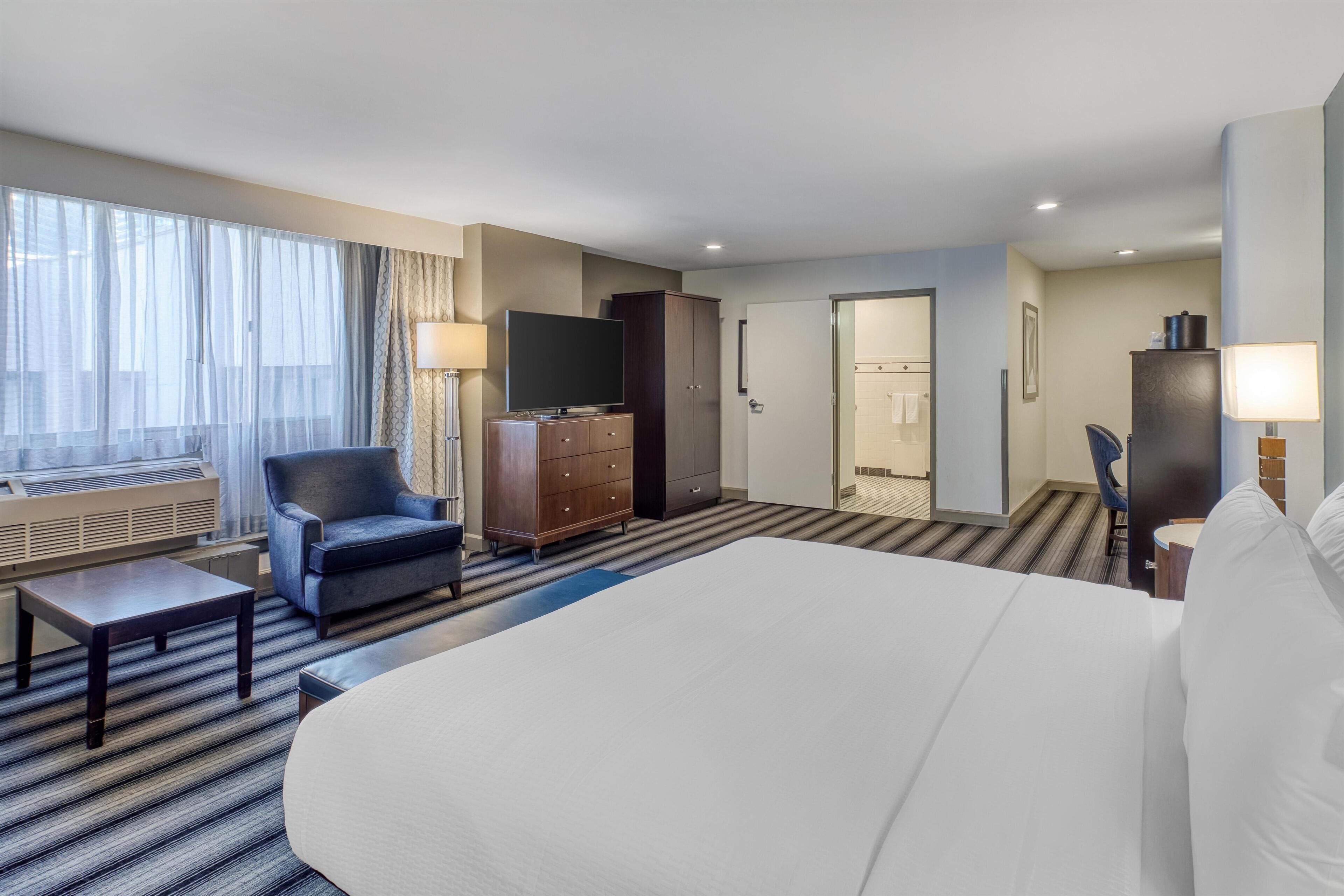 プレミアム スイー  ト キングベッド 1 台 バリアフリー 浴槽 (with Sofabed) | ピロートップベッド、セーフティボックス (室内)、デスク、ノートパソコン用作業スペース