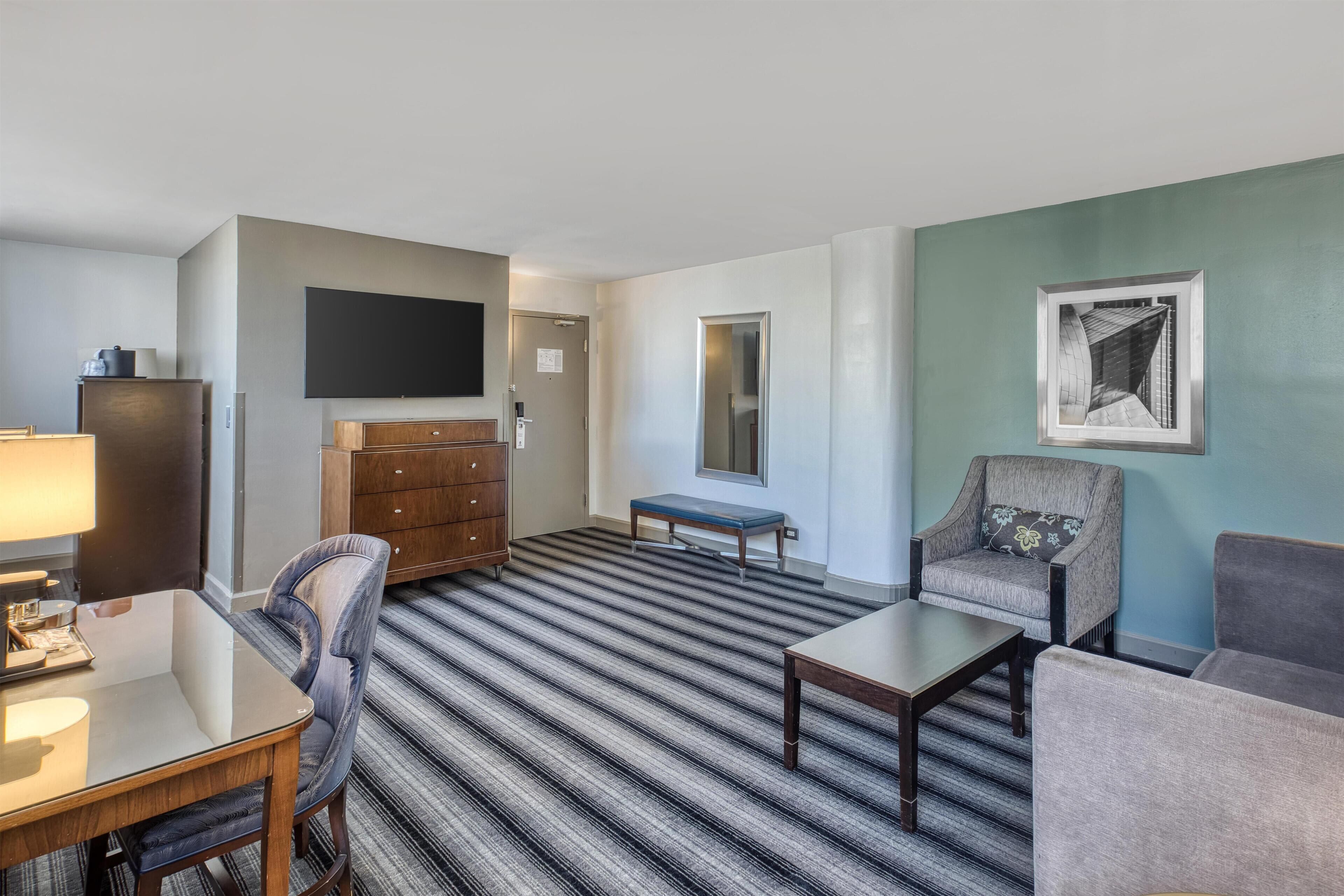 プレミアム スイート キングベッド 1 台 禁煙 冷蔵庫 (with Sofabed) | ピロートップベッド、セーフティボックス (室内)、デスク、ノートパソコン用作業スペース