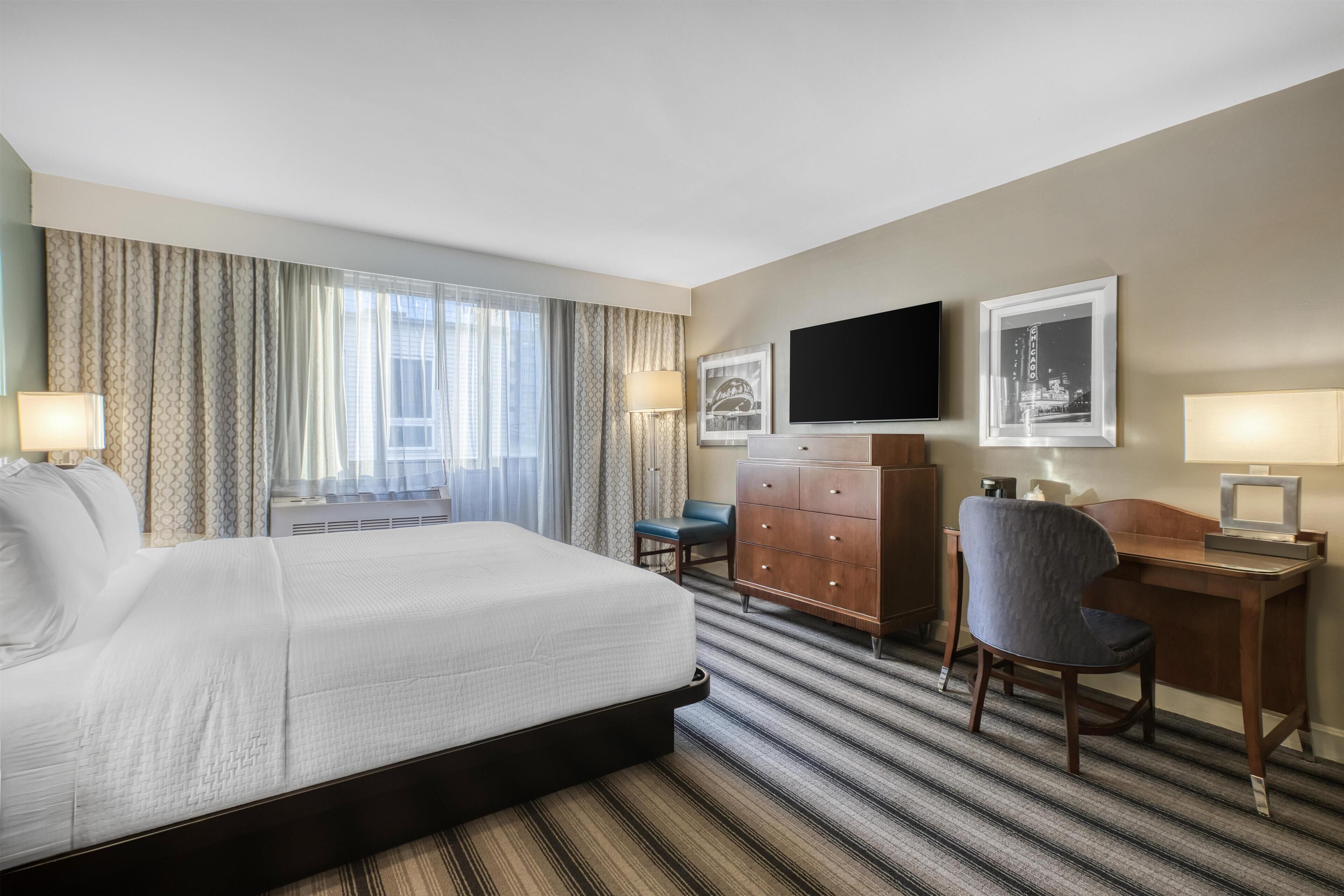 スタンダード ルーム キングベッド 1 台 バリアフリー 浴槽 | ピロートップベッド、セーフティボックス (室内)、デスク、ノートパソコン用作業スペース