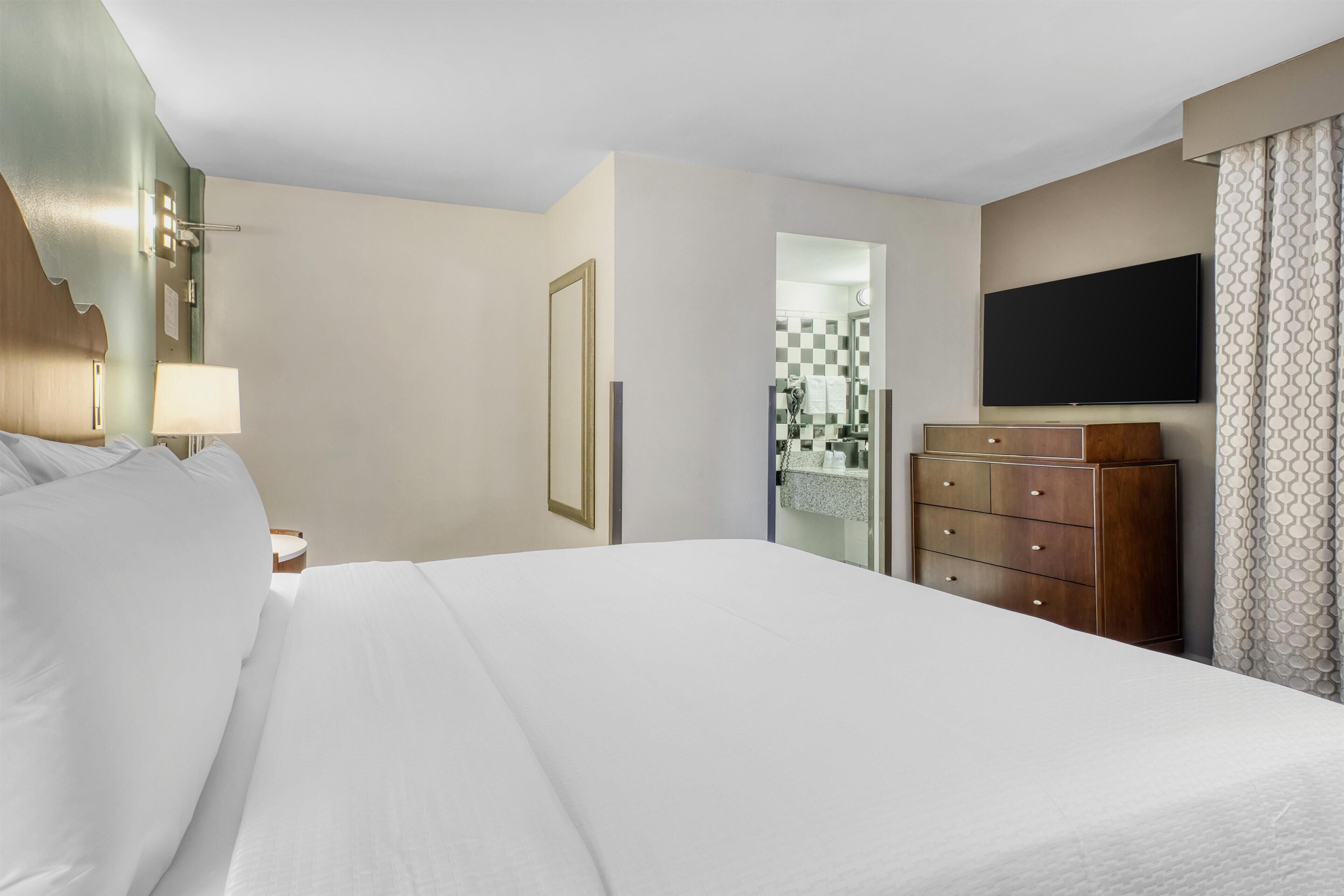 スタンダード ルーム キングベッド 1 台 禁煙 | ピロートップベッド、セーフティボックス (室内)、デスク、ノートパソコン用作業スペース