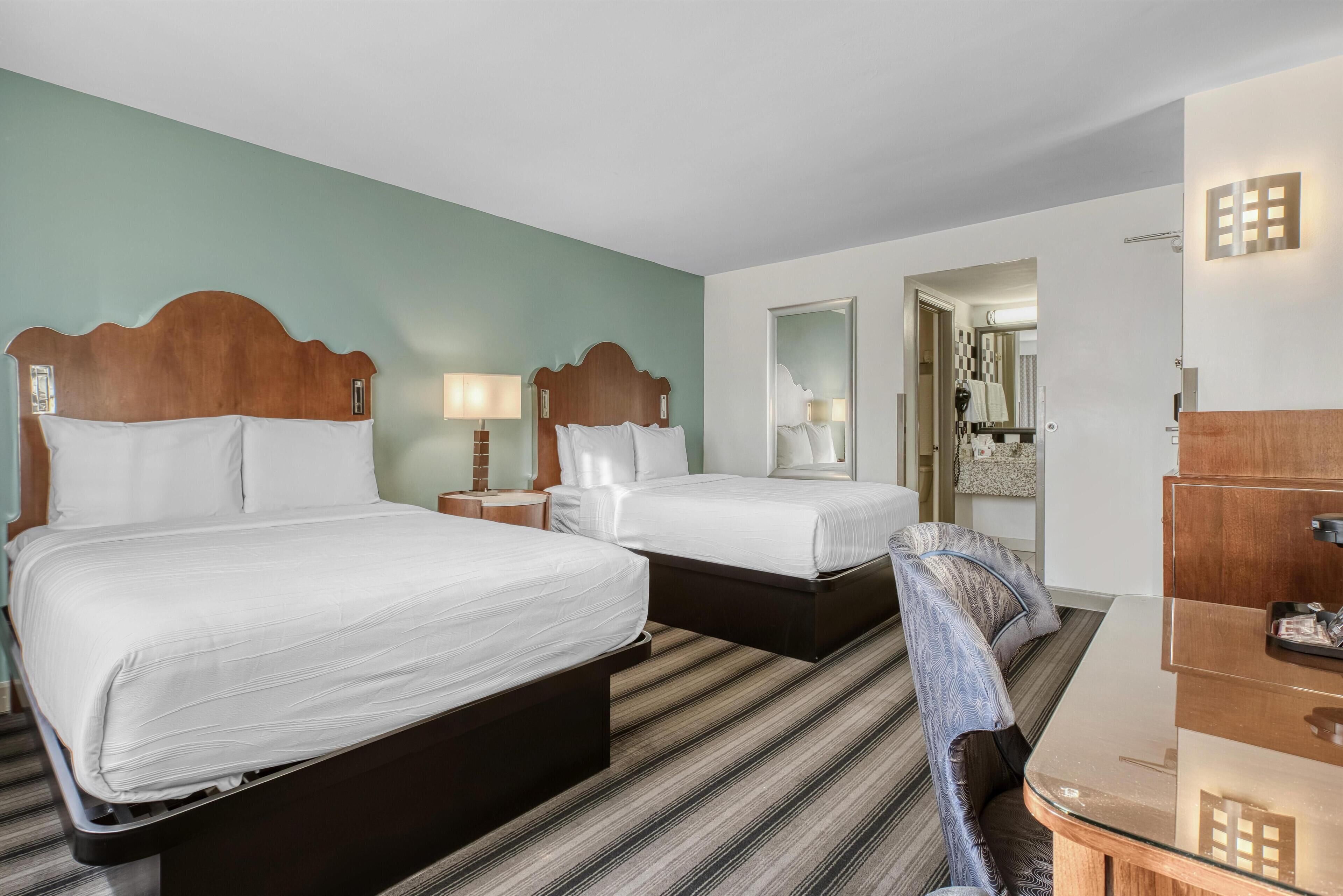 スタンダード ルーム ダブルベッド 2 台 禁煙 | ピロートップベッド、セーフティボックス (室内)、デスク、ノートパソコン用作業スペース