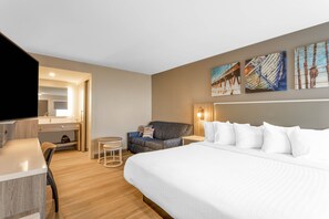 Skrivebord, blendingsgardiner, strykejern/-brett og wi-fi (inkludert)