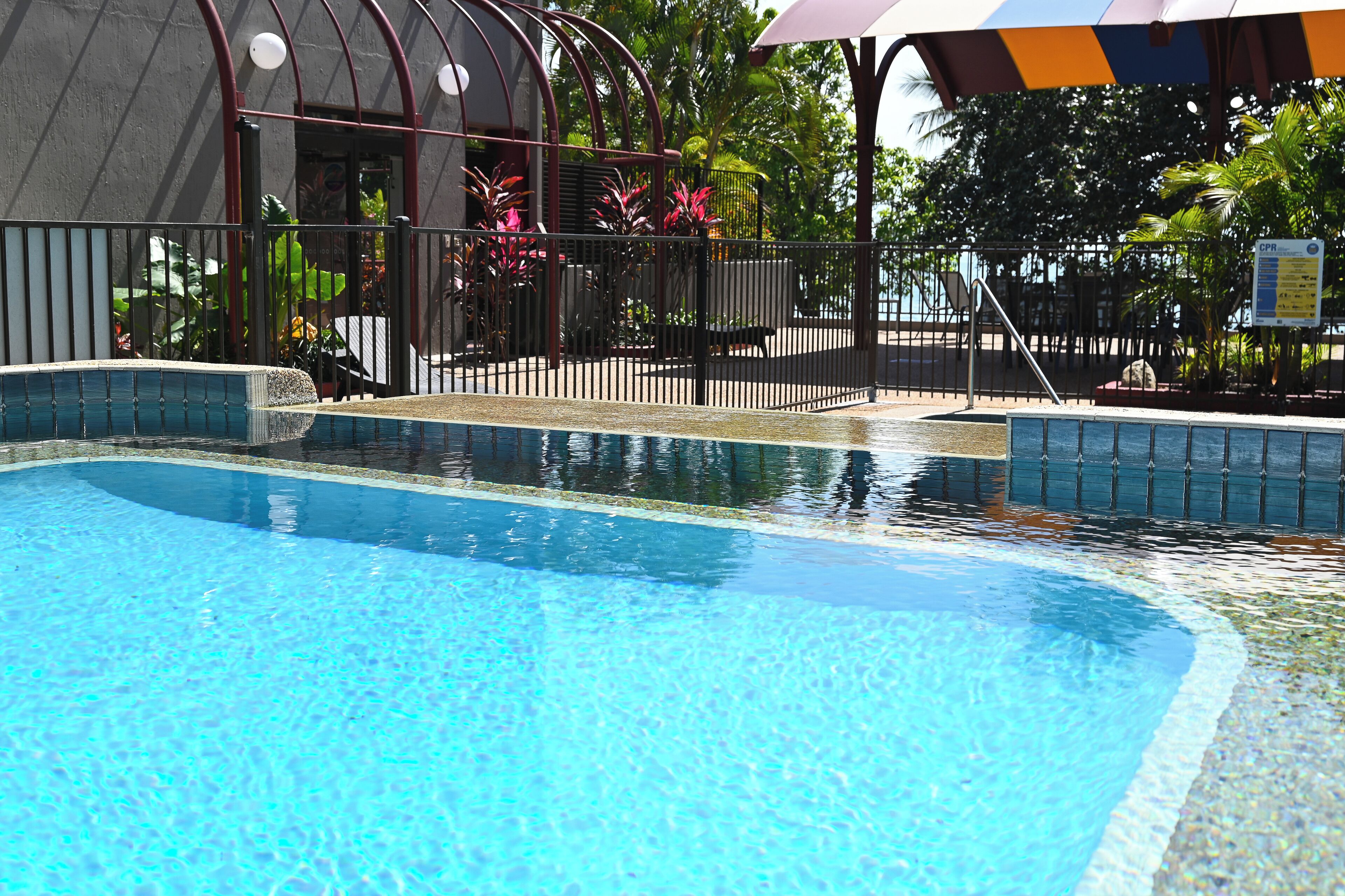 2 つの屋外プール、営業時間 7:30 ～ 22:30、サンラウンジャー