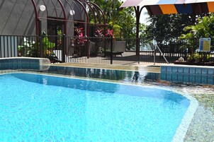 2 室外游泳池，07:30 至 22:30 开放，日光浴躺椅