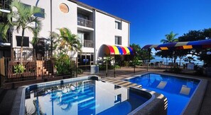 2 piscines extérieures, accès possible de 7 h 30 à 22 h 30, parasols