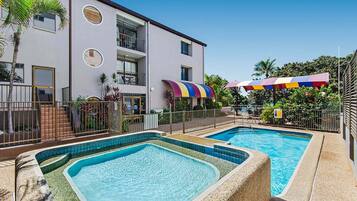 2 Außenpools, geöffnet von 07:30 Uhr bis 22:30 Uhr, Liegestühle