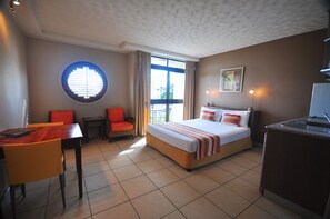 Decoración personalizada, muebles diferentes y escritorio 