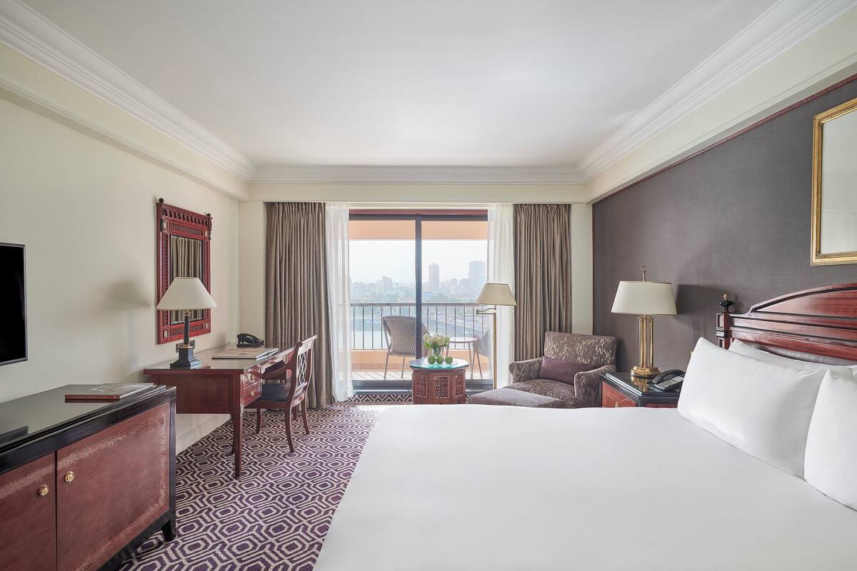 Egyptian cotton sheets, premium bedding, down comforters, pillowtop beds