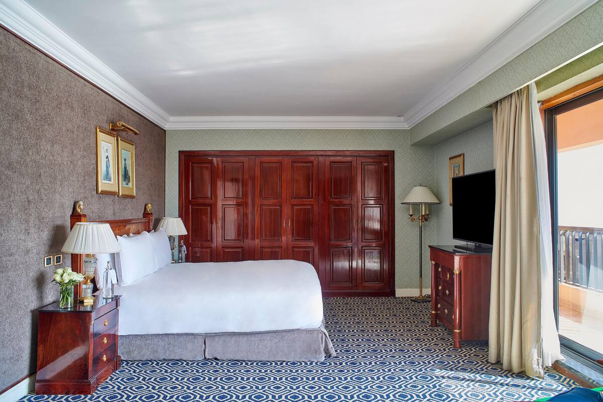 Egyptian cotton sheets, premium bedding, down comforters, pillowtop beds