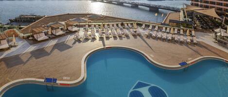 Piscina all'aperto, con ingresso dalle 09:00 alle 19:00, lettini