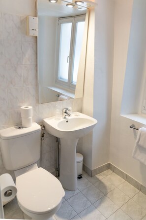 Habitación Deluxe doble | Baño | Artículos de higiene personal gratuitos, secador de pelo y toallas