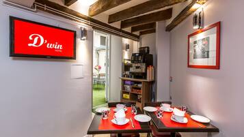 Daily continental breakfast (EUR 11 per person)