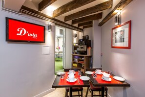 Petit déjeuner continental (11 EUR par personne)