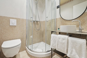 Design Double Room | Bathroom | Free toiletries, hair dryer, towels - D'win Hotel (Paris)