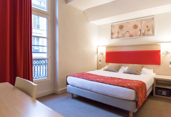 Quarto casal luxo | 1 quarto, cofres nos quartos, escrivaninha, cortinas blackout