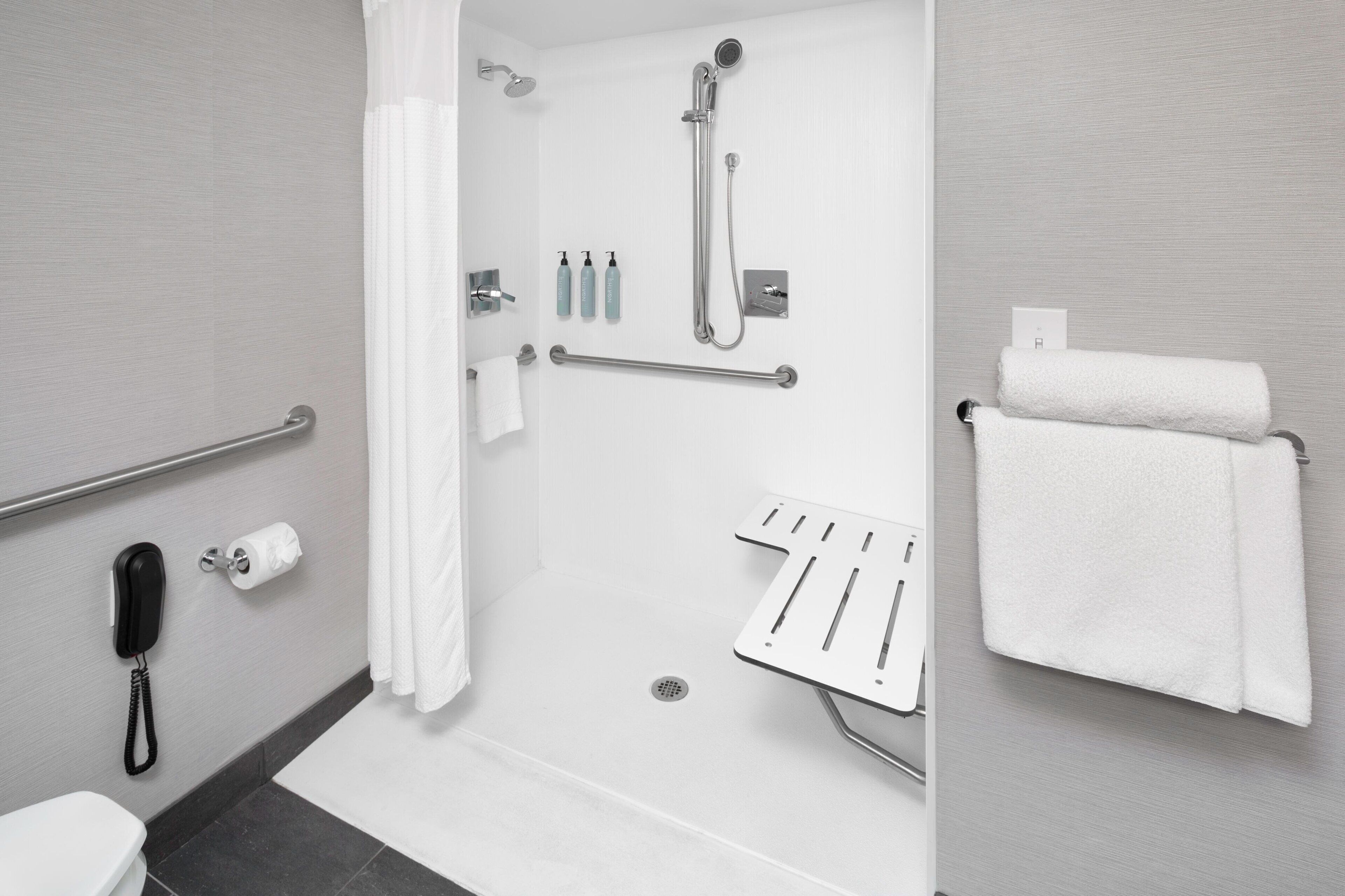 combined shower/bathtub, hair dryer, towels