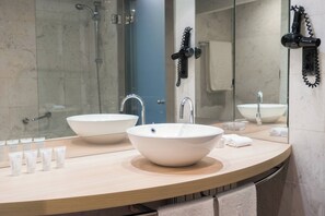 Designer toiletries, hair dryer, towels - AC Hotel Ciudad de Sevilla by Marriott (Seville)