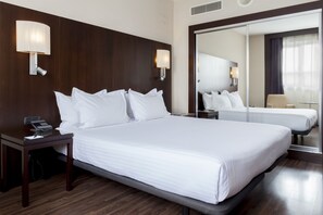 Standard Room, 1 King Bed, Non Smoking | Minibar, in-room safe, desk, blackout drapes