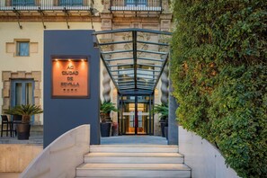 La entrada de un hotel con un cartel que dice "AC Ciudad de Sevilla".