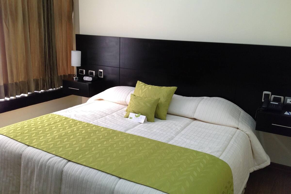 Tempur-Pedic beds, in-room safe, soundproofing, WiFi (free)