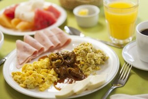 Desayuno completo gratuito y diario
