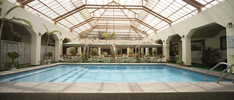Piscine intérieure, accès possible de 8 h à 22 h, chaises longues