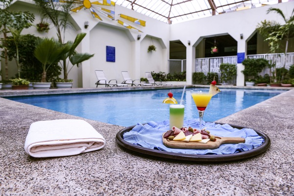 Innenpool, geöffnet von 08:00 Uhr bis 22:00 Uhr, Liegestühle