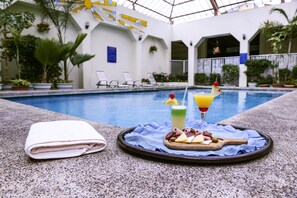 Indoor pool, open 8:00 AM to 10 PM, sun loungers - Hotel Ramada (Guayaquil)