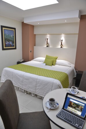 Tempur-Pedic beds, in-room safe, soundproofing, free WiFi - Hotel Ramada (Guayaquil)