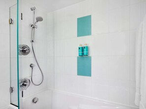 Articles de toilette écologiques, sèche-cheveux, serviettes fournies