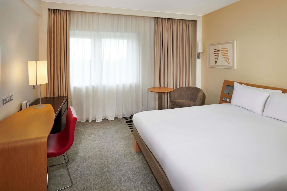 Minibar, värdeförvaringsskåp på rummet och skrivbord