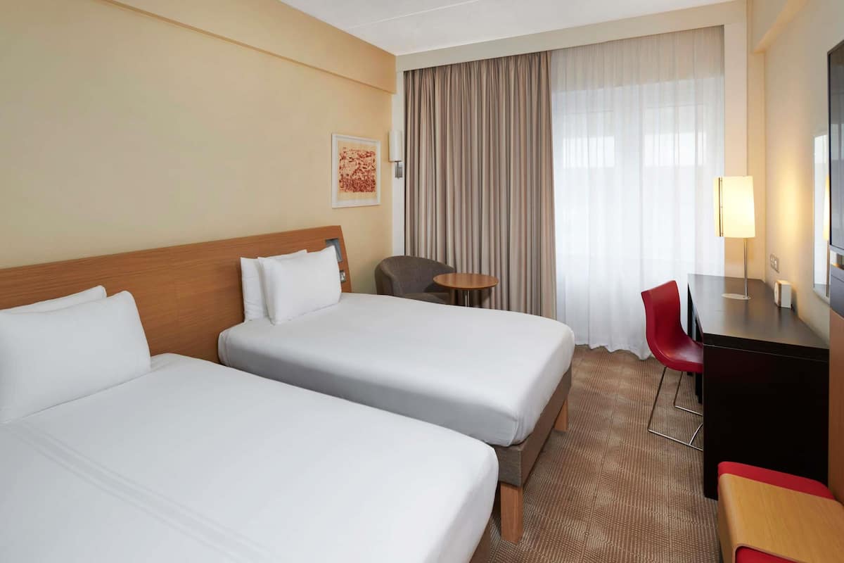Superior Twin Room, 2 Single Beds | Minibar, in-room safe, desk, laptop workspace
