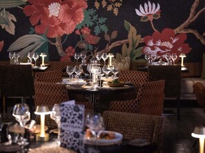 2 restaurants servant le petit déjeuner et le dîner