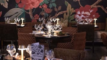 2 restaurants; breakfast and dinner served