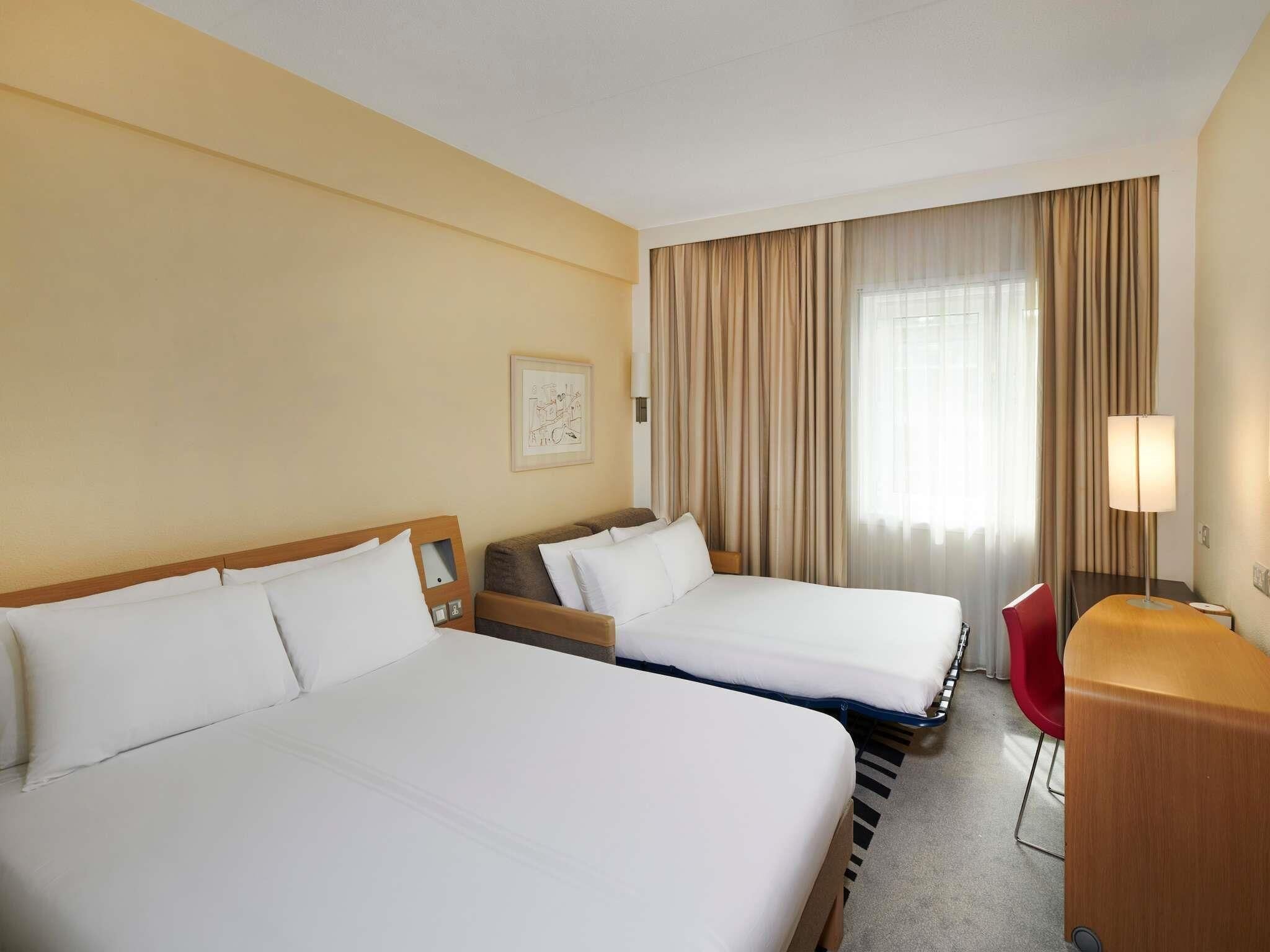Chambre supérieure, 1 grand lit et 1 canapé-lit | Coffre-fort, bureau, espace de travail pour ordinateurs portables